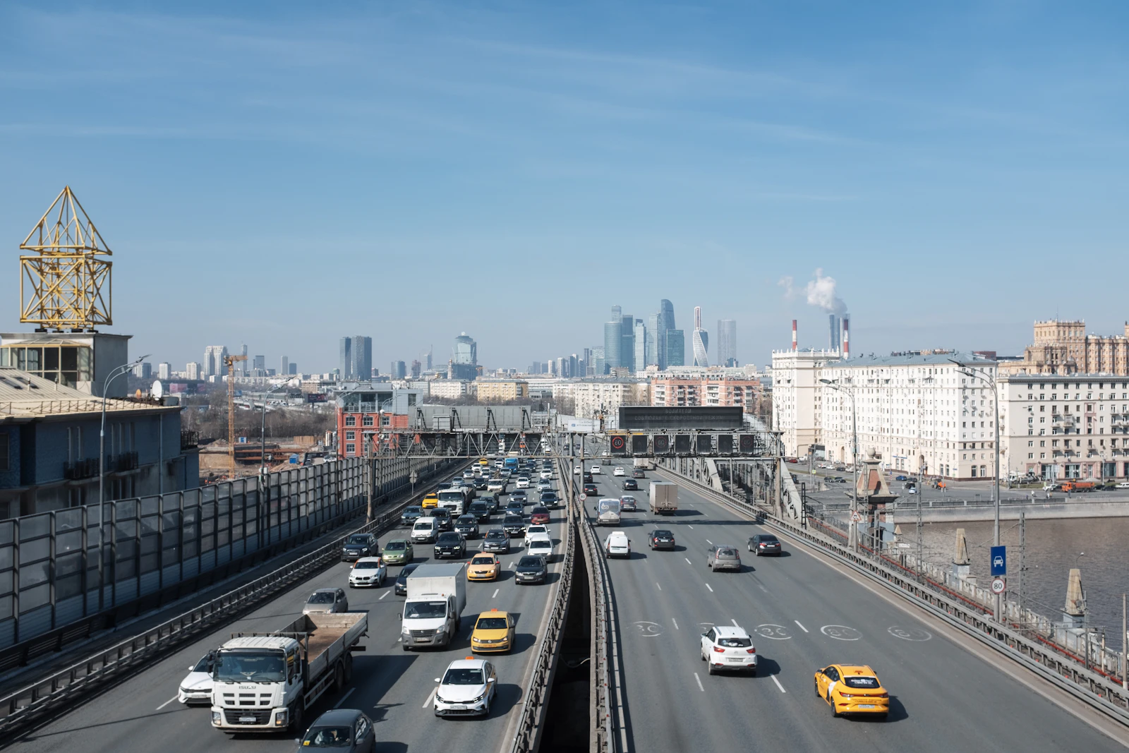 Пробка на шоссе, вдали башни Москва-Сити